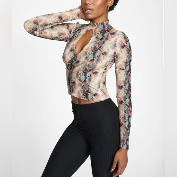 2! Long sleeve Keyhole Tops - Picture 6 of 7